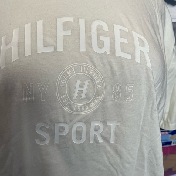 Tommy Hilfiger Tops - Hilfiger T-shirt
